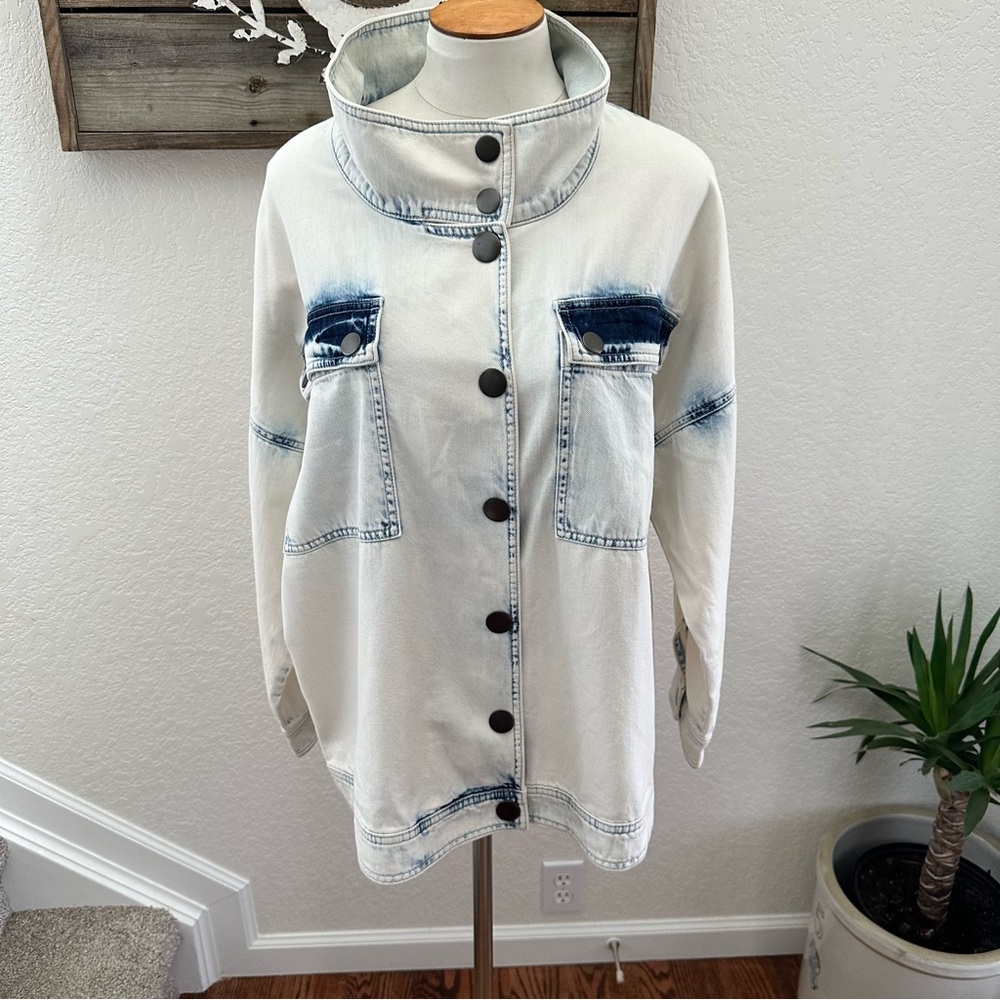 Cabi style 5853 acid wash cotton denim jacket oversized cotton size Small‎